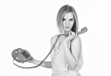 Çok tatlı bir kadın. Müdahale konsepti. Oyuncu müdahaleci. Yönetici telefona cevap veriyor. Eski moda sekreter. Eski telefonlardan konuşan mutlu bir kız. Modası geçmiş aletler. İş yerini ara.