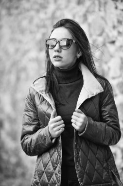 Moda kıyafeti. Rüzgarlı bir gün. Otantik hissediyorum. Kısa ceketli kız şehir tarzı. Kadın psikolojisi. Kadın model açık havada. Kadınlar serin havanın tadını çıkarır. Lüks ve konforla uyumlu stil ve sınıf