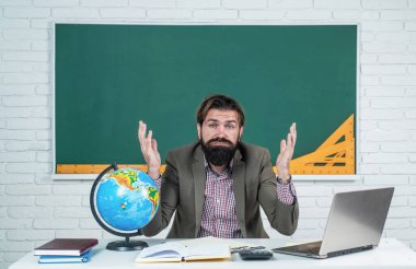 Aşırı çalışan, sakallı, stresli bir adam. Çalışmada sorunlar. resmi eğitim. Erkek öğrenci zor bir ders sırasında sınıfta oturur. Sınavı geç. Öğrenmek zordur. Stresli hippi öğretmen