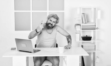 Sosyal uzaklık. Hep evden çalışmak istemişimdir. Adam bilgisayarda çalışıyor. Çalışamayacak kadar tembel. Kendini tecrit et ve karantinaya al. Evde çalışan yalınayak adam. Rahat bir iş yeri. Sosyal ağlar