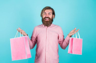 Benim için. Erkek alışverişe gider. Başarılı bir alışveriş koliği. Sakallı adam tatile hazır. Satış ve indirim. Sakallı olgun hippi hediye paketi. Yetenekli vahşi Kafkas hippisi.