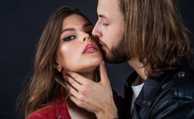 Benimle ol. Sakallı, uzun saçlı adam, kadını okşar. Aşk ve romantizm. romantik ilişki.