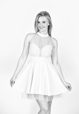 Güzel elbise. Güzel kız şık görünüyor. moda ve güzellik. Her kadın için kuaför salonu. Kadın güzeli. Yumuşak makyaj konsepti. Seksi elbiseli güzel bir kadın. Gülümseyen sarı saçlı bayan.