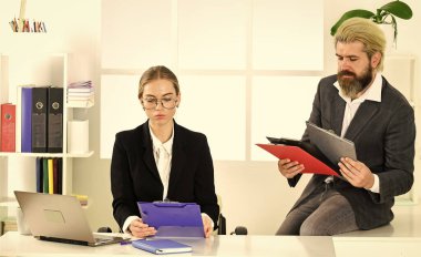 Hukuk danışmanlığı. Astlık ve takım çalışması. İş raporu. Meslektaşlar arası iletişim. Başarılı bir iş. Erkek ve kadın patron müdür. İş çifti çalışıyor. Çift ofiste çalışıyor.