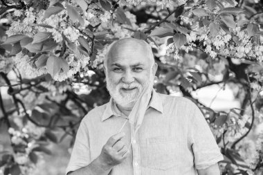 Solunum durumu. Nefes almakta zorlanıyorum. Alerjik reaksiyon. Enfeksiyonun yayılma riskini sınırla. Kıdemli adam maskesi. Solunum maskesi. Astım tedavisi konsepti. Polen alerjeni. İnsan ve çiçekler