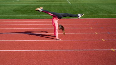 Her zaman öğrenilecek yeni bir numara vardır. Kız amuda kalkar ve bacaklarını ayırır. Amudu böl