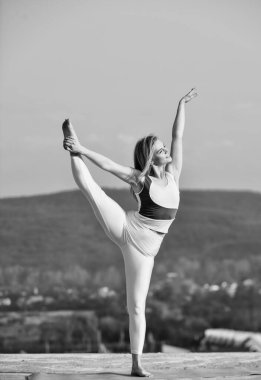 Bacak kasları jimnastik için egzersiz yapıyor. Seksi fit vücutlu güzel bir kadın. Kadın ikiye bölünmüş. Spor giyim sektöründe esnek bir kız. Yoga yapan genç ve çekici bir kadın. Tatbikatı böler