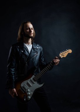 Güzel. Rock müziğini ustaca çalmak. Modaya uygun çılgın adam. string müzik enstrümanı.