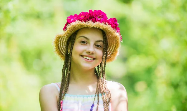 Glad tonåring flicka i halmhatt med ros blommor i sommar natur, skönhet — Stockfoto