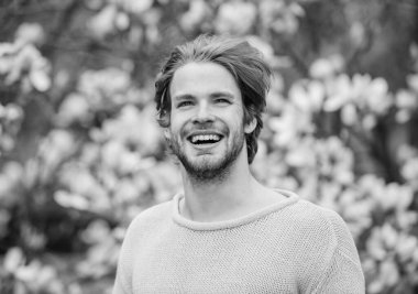 Harika bir yaz. Tazelenmiş hissediyorum. Bahar tatili Erkek cinselliği. Alerji. Manolya çiçeği açan seksi adam. Adam doğal mevsimlik arka plan. Sakura kokusu. İyi havanın tadını çıkar