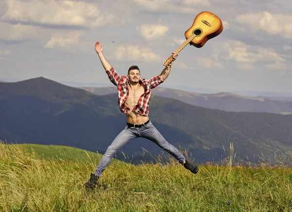 Beleza da natureza. À procura de inspiração. Caminhar sozinho. Cara caminhante desfrutar da natureza pura. Homem com guitarra a andar no topo da montanha. Destinos de férias. Ar fresco de montanha. Explorando natureza — Fotografia de Stock