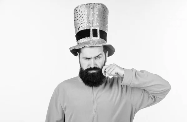 Întoarce mustaţa în sus. Hipster în pălărie şi costum de spiriduş. Un irlandez cu barbă cu verdeaţă. Fericit sfânt patricks zi. Bărbat cu barbă care sărbătorește ziua sfântului patricks — Fotografie, imagine de stoc