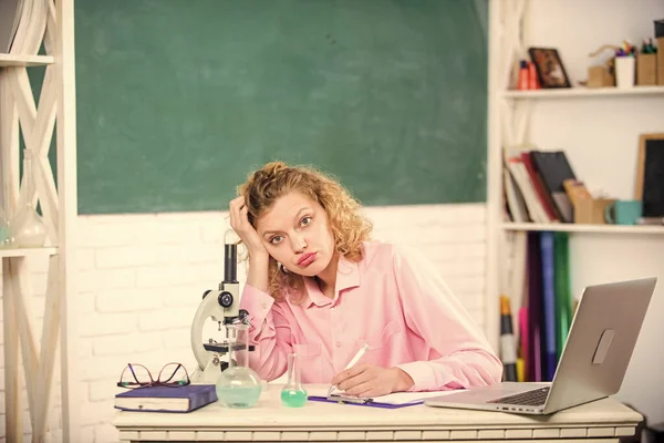 Leraar stressvolle beroep. Druk nerveus gespannen. Meisje vermoeide stressvolle uitdrukking met laptop en microscoop werkend onderzoek biologie en chemie. Stressvolle wetenschapper. Stressvolle opvoeder — Stockfoto