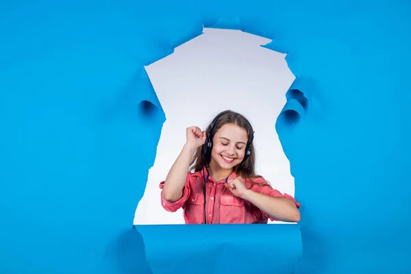 Menina adolescente feliz usar fones de ouvido e ouvir música, volume — Fotografia de Stock