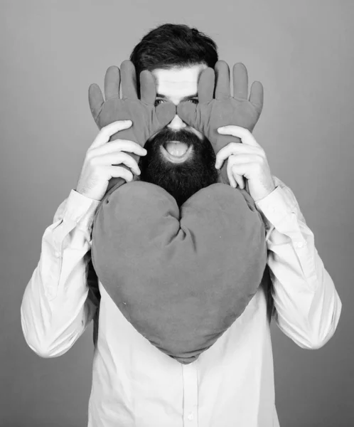 Sentir de l'amour. Sortir ensemble et concept de relations. Heureux en amour. Toucher physique. Câlins gratuits. Homme barbu hipster étreinte coeur. Célébrez la Saint Valentin. Guy à la barbe et la moustache en amour humeur romantique — Photo