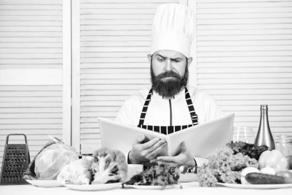 Dieting organic food. Healthy food cooking. Mature hipster with beard. Cuisine culinary. Vitamin. Vegetarian salad with fresh vegetables. serious bearded man. chef recipe. Preparing healthy food — Stock Photo, Image