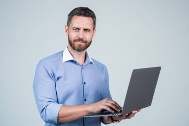 Kendine güvenen adam internette çalışıyor. Çevik iş başarısı. Başarılı erkek emlakçı. Bilgisayar komisyoncusu. Güven ve başarı. Serbest çalışan bir ofis çalışanı. bilgi gizliliği. Dizüstü bilgisayarlı sakallı iş adamı