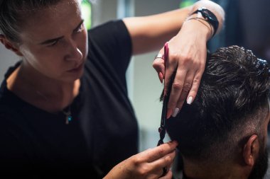 Tıraş olduktan sonra zinde hissediyorum. Kuaförde sakallı, olgun bir hippi. Vahşi hippi yeni saç stili yapıyor. Berber dükkanı. Erkek saç stili. Makasla mükemmel saç kesimi. Berber ustası saç kesti.