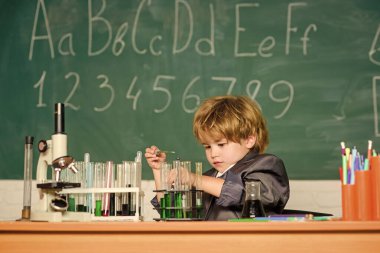 Eğitim deneyi. Erkek mikroskobu ve test tüpleri sınıfı. Bilgi kavramı. Büyüleyici bir konu. Bilgi toplama günü. Çocuk biyoloji kimyası okuyor. Temel bilgi ilköğretim