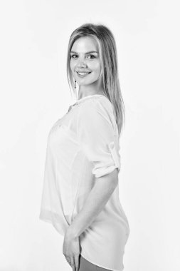 Mükemmel tarzı. Mükemmel bahar gardırobu. moda ve güzellik. Günlük hayat için giysiler. Yaz modası görünüşü. Beyaz tenli şık bir manken. Güzellik salonundaki kadın. Parlak görünüşlü bir kadın.