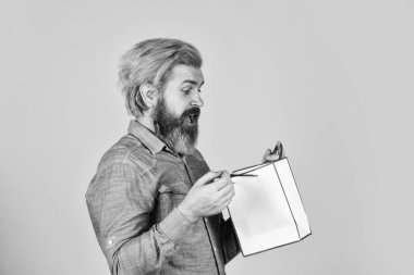 Siber pazartesi indirimi. Güzel alışveriş. Hediye al. Sakallı adam, alışveriş torbalarını tut. Perakende konsepti. İyi tatiller. Yakışıklı bir alıcı. Mevsimlik satış. Satışları arttır. Hipster satış fiyatını satın alıyor. Kara Cuma