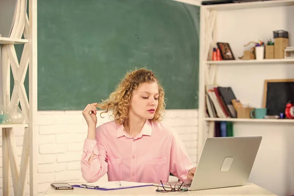 Lerarendag. Vrouw slimme opvoeder werken online. Intelligente studente. Educator surfen online. Leraren forum ondersteuning. Online gemeenschap voor leraren. Communicatie sociale netwerken. Moderne school — Stockfoto