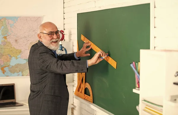 Un tutor barbudo en clase. Enseñar es pasión. Tarea principal en la enseñanza. Educación formal. Clásicos temas de aprendizaje. Mejorar las habilidades de enseñanza. Pedagogo maduro. La enseñanza ha cambiado en los últimos años —  Fotos de Stock