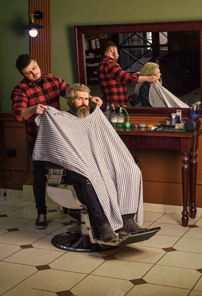 ヒップスターの依頼人が散髪して。理容師とヘアスタイリストはあなたをよりよく見える人に捧げます。はさみやクライアントとのバー。理髪師は髭の男のためのヘアスタイルの仕事｜barbershop backage — ストック写真