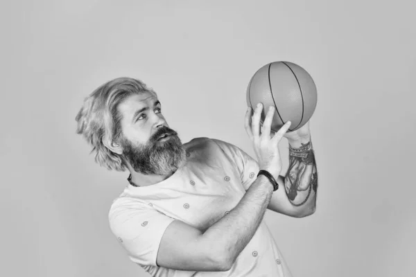 Mann spielt Basketball. Sportartikel. Sport und Spiele. Sommeraktivität für Männer. Hipster halten Ball. Basketballspieler oder Trainer. Freizeit und Aktivität. Basketballspieler konzentriert sich auf Spiel — Stockfoto