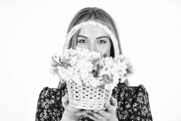 Niemożliwy zapach. Dziewczyna z kwiaciarni. naturalny dar. szczęśliwa kobieta niesie kwiaty w koszyku. układ wiosennych kwiatów. Piękny letni kwiat. Kobieta-projektantka kwiatów. Dzień kobiet i matek — Zdjęcie stockowe
