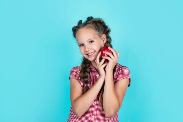 Gelukkig meisje met appels uit de tuin. Kind houdt vers fruit vast. Een kind dat rode appel eet. gezonde zomervoeding. vegetarisch dieet. vruchten bij de herfstoogst. Gezonde voeding in de herfst. Voorjaarsverzameling — Stockfoto