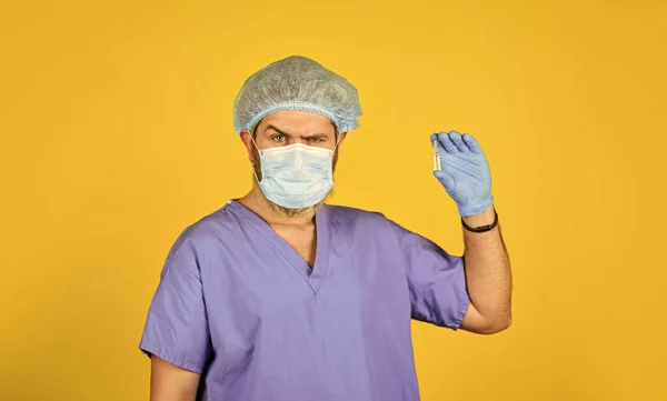 Descoberta científica. Compre medicamentos. Assistente de farmácia. Teste laboratorial. Deve ter sido vacinado. Empresa farmacêutica produtora de vacinas. Receba vacina grátis. Ampola de vacina mãos médico — Fotografia de Stock