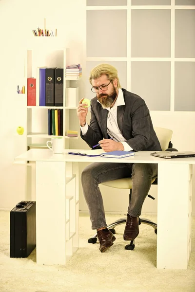 La vie au bureau. Concept d'entreprise. Réfléchissez et prenez une décision. Stratégie. Gérant réfléchi. Succès homme entrepreneur costume d'affaires formelle siègent bureau. Je cherche l'inspiration. Business manager relaxant — Photo