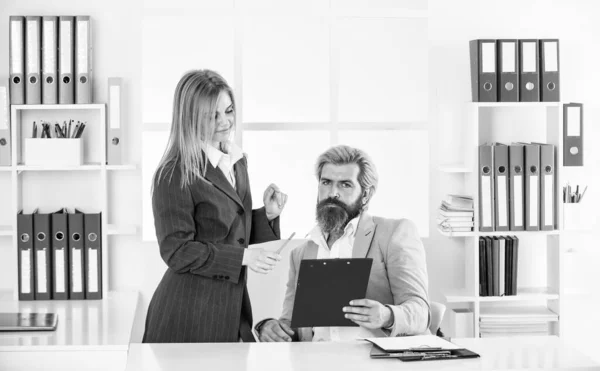 Geschäftsbericht. Erfolgreiches Geschäft. Mann und Frau formelle Kleidung. Chef-Manager. Beratung. Finanzabteilung. Bürosekretärin. Geschäftspaar bei der Arbeit. Paar im Amt — Stockfoto