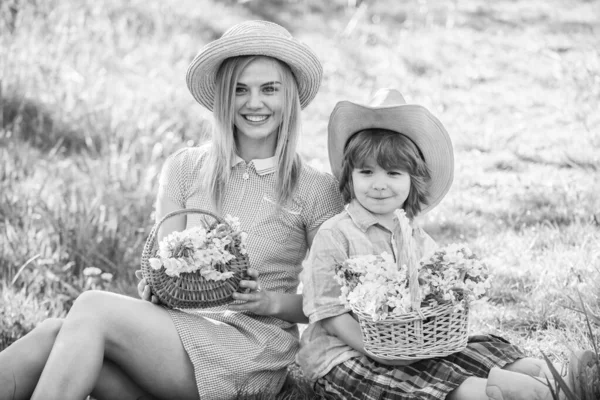 Semplicemente stare in giro. Madre con un bambino. Figlio con mamma in primavera. Collegamento familiare e maternità. Educazione. Ritratto mamma e figlioletto all'aperto. allegro bambino con madre giocare all'aperto nel parco — Foto Stock