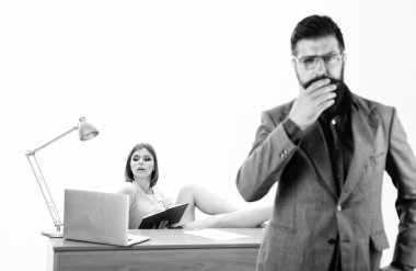 Becerikli ve deneyimli. Ön planda sakallı adamla çalışan yetenekli bir kadın. Çok sevimli bir ofis çalışanı. Ofiste dizüstü bilgisayar kullanan beyaz yakalı işçi. İş yerinde şehvetli işçiler