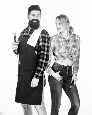 Kendi işim var. Aile hafta sonu. Piknik barbeküsü. Yemek tarifi. Kızarmış et için aletler. Birbirine aşık çiftler mutfak gereçlerini tutarlar. Sakallı hippi ve kız. Hazırlık ve aşçılık