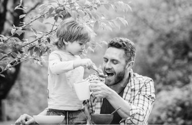 Yaz pikniği. Sabah kahvaltısı. Aile yemeği zamanı. Babalar günün kutlu olsun. Babasıyla küçük çocuk mısır gevreği yiyor. Sağlıklı yemek. Çocuklar Günü 'nde. Baba oğul dışarıda yemek yiyorlar. Birlikte güzel anları yakalıyoruz.