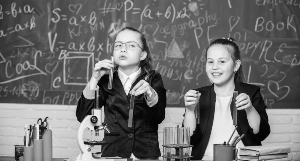 Κάντε τη μελέτη της χημείας ενδιαφέρουσα. Μαθητές χαριτωμένα κορίτσια χρησιμοποιούν δοκιμαστικούς σωλήνες με υγρά. Σχέδιο πειράματος χημείας. Μέτρα ασφαλείας για την παροχή ασφαλούς χημικής αντίδρασης. Βασικές γνώσεις χημείας — Φωτογραφία Αρχείου