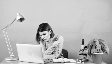 Eğitim konsepti. Öğrenci hayatı. Lise eğitimi. Kariyer öğretmenine başla. Çevrimiçi uzak sınıflar. Bilgilerle meşgul. Kız oldukça çekici bir öğrenci bilgisayarı. Sörf ağı. Modern öğrenci kız.