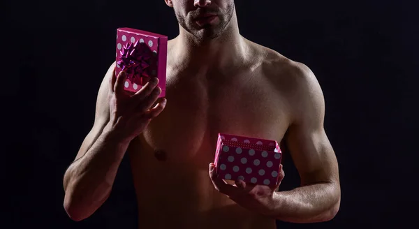 Sexy uomo macho muscolare con petto nudo tenere valentines confezione regalo giorno, amore — Foto Stock