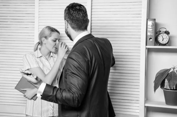 Οι άντρες θέλουν οι γυναίκες να σταματήσουν τις βλακείες. Ζωή γραφείου. Διευθύνων Σύμβουλος και υπάλληλος. επιχειρηματίας δίνει οδηγίες στο βοηθό. κορίτσι πίνουν καφέ στο χώρο εργασίας. ερωτική σχέση στη δουλειά. επιχειρηματική παρενόχληση — Φωτογραφία Αρχείου