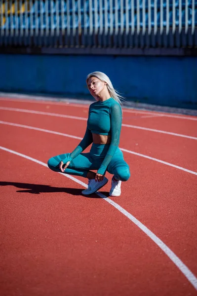 Atletisk dam med sexig passform kropp koppla av efter fysisk träning. sexig kvinna har perfekt kroppsform — Stockfoto