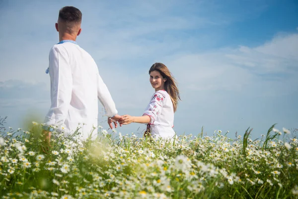 Verliebtes Paar. Mann und Frau im Kamillenfeld. Sommerblumenwiese. — Stockfoto