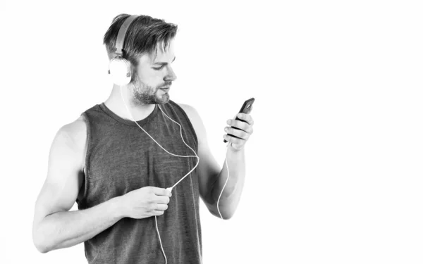 면도를 하지 않은 잘생긴 이 남자가 헤드폰 기기를 사용하여 오디오 파일을 듣고 있습니다. 현대의 이어폰 개념. 오디오 교육. 동기와 영감을 위한 음악을 들 으십시오. 오디오 품질. 오디오 트랙 — 스톡 사진