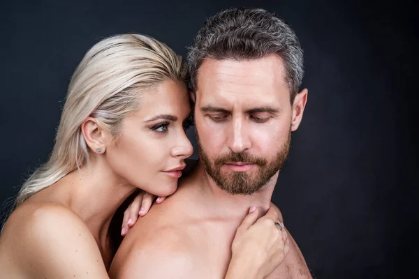 Uttryckande känslor. passion och lust. sensuell kvinna omfamna naken man. — Stockfoto