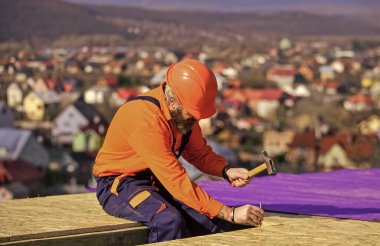 Profesyonel tamir çatısı. Düz çatı kurulumu. Roofer yeni çatı yapıyor. İnşaat binası. Su geçirmez çarşaf. Yüksek irtifa işe yarıyor. Isı yalıtımı. Çatı inşa yüzeyi
