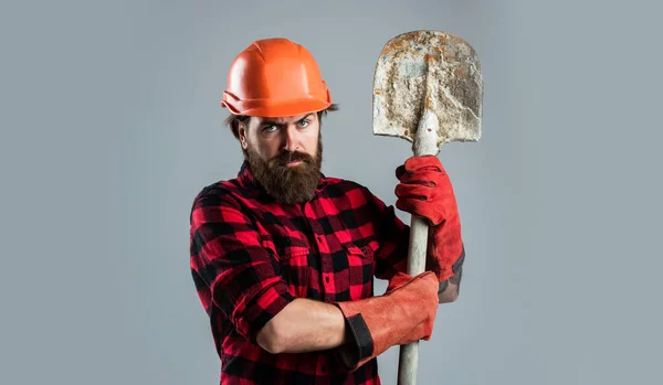 Brutale man bouwer in uniform en helm met schop, architectuur — Stockfoto