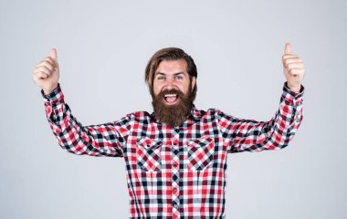 Mutlu, sakallı, sakalsız, şık saçlı, sıradan kıyafetler giyen, kuaför.