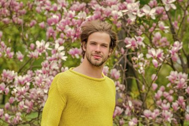 Bahar ilham. Baharın neşesi. Modern hipster çiçekleri sever. İlkbahar konsepti. Adam çiçek parkında rahatlıyor. Bahar güzeli. Botanik bahçesi. Erkek çiçek arka planı. Tazelik ve uyanış